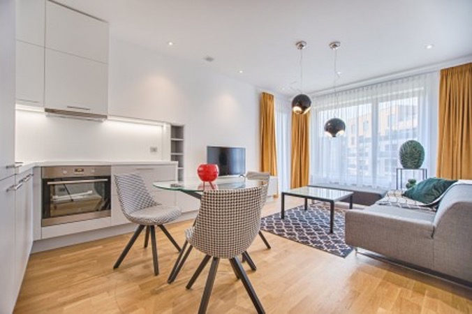 The Ultimate Guide to Summer Entertaining in a Small Apartment